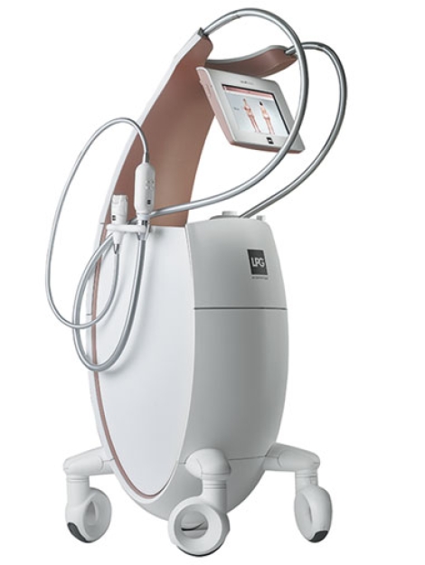 Lpg A diferencia de muchas de las técnicas disponibles en el mercado, LPG® endermologie propone una alternativa 100 % natural: estimular la actividad celular dormida en el corazón de nuestra piel para luchar contra toda manifestación antiestética (arrugas, piel flácida, grasa resistente, piel de naranja, etc…). La estimulación mecánica de las células, denominada endermologie®, permite reactivar los procesos de despertar, de forma natural y sin dolor. PARA EL CUERPO, LPG CASTELLÓN Al actuar simultáneamente sobre las acumulaciones de grasa rebeldes y la calidad de la piel (firmeza, aspecto de piel de naranja), la nueva patente (rodillo y válvula motorizados junto con una aspiración secuencial) permite a la tecnología corporal actuar directamente sobre los adipocitos presentes en la hipodermis (células del adelgazamiento) y sobre los fibroblastos presentes en la dermis (células de la juventud). Tratamiento completo que pone fin al dilema: ¿delgadez o firmeza? Precio: Consultar Bonos y Promos